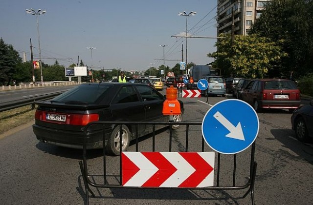 Спират движението през пл. Възраждане