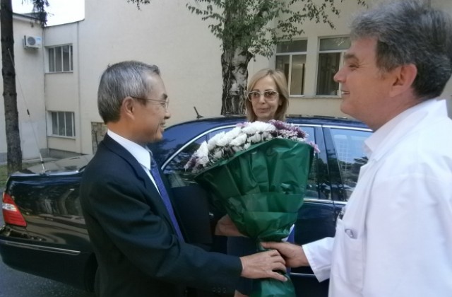 Посланикът на Япония разгледа обновеното отделение по хемодиализа в Кюстендил