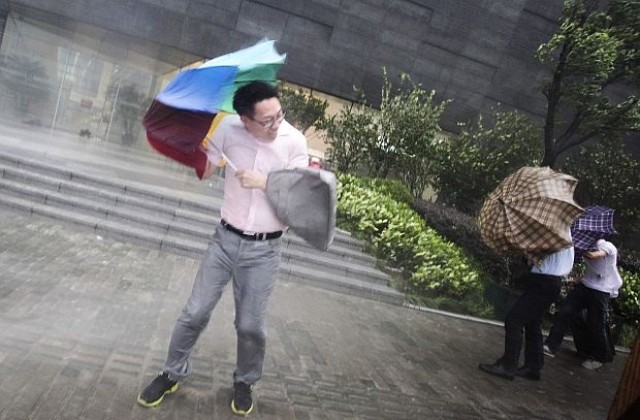 Тайван се готви за мощен тайфун