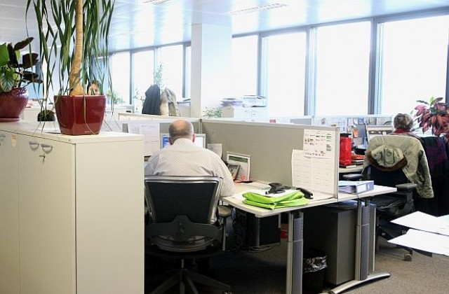 66% от изневерите стават на работното място