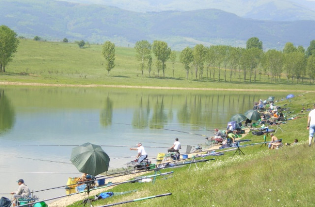 Три акта на риболовци от областта