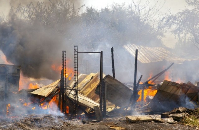 Човек изгоря в пожар, огнеборците откриха снаряд в пламъците