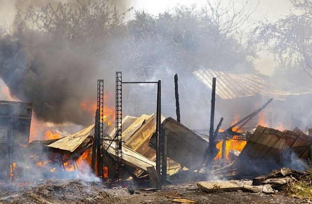 Човек изгоря в пожар, огнеборците откриха снаряд в пламъците