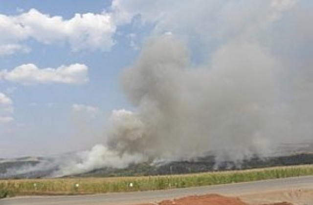 Искра от влак е една от версиите за пожара край Дупница