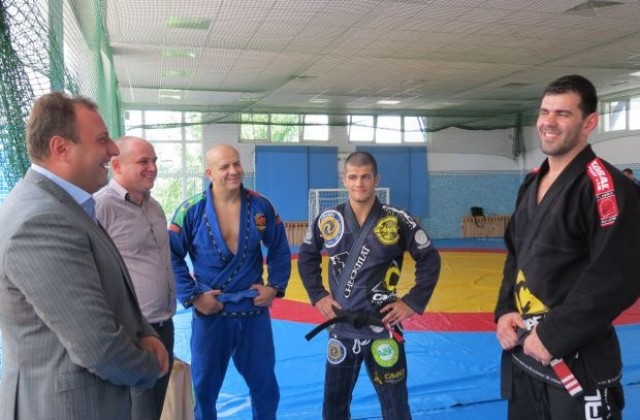 Кметът Икономов се срещна  с трикратния световен шампион Родриго Кавака