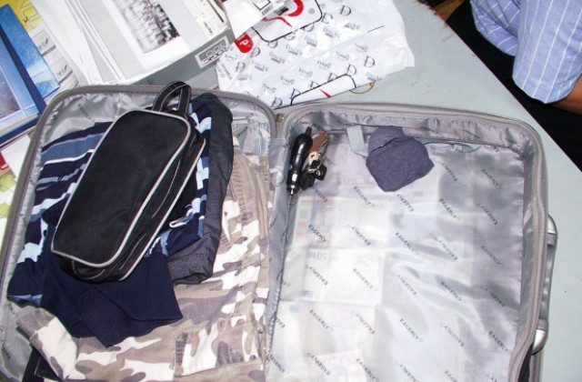 Пачки с близо 100 000 евро и над 70 000 долара откриха русенските митничари под тапицерията на куфар