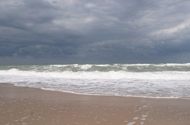 Ученици почистиха плажа на Първа буна във Варна. Целта бе да