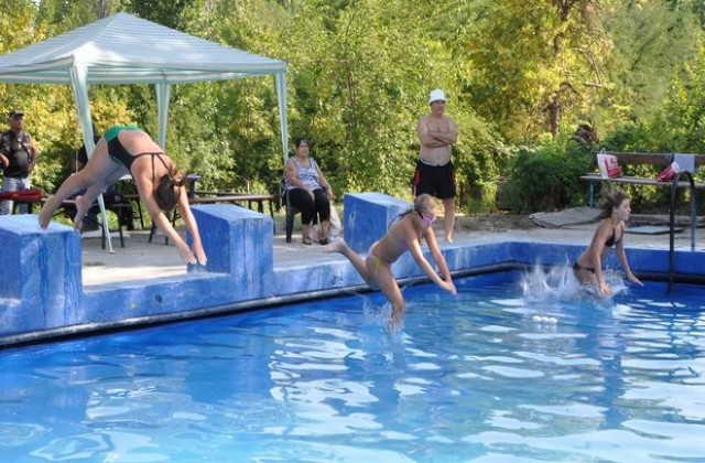 51-годишен с най-атрактивен скок на басейн Химик
