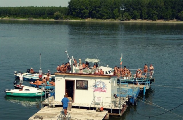 Силистренци масово преплуваха Дунава