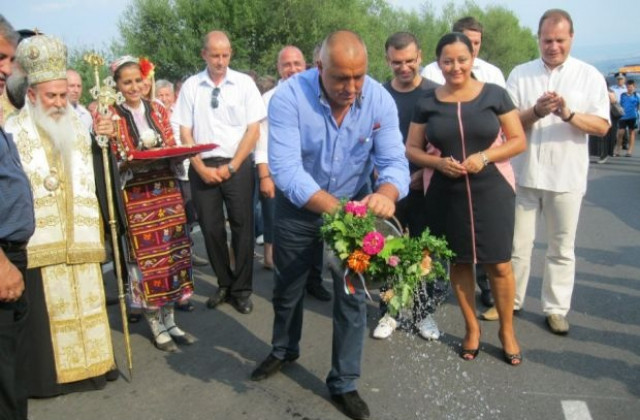 Премиерът: Строим и в условия на криза