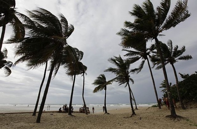 Бурята Айзък се превръща в ураган, наближава Флорида