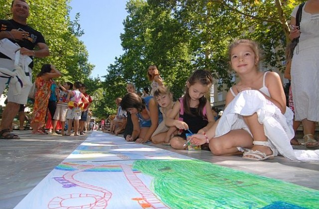 Рисунка-гигант дариха 93 деца на музея в Димитровград