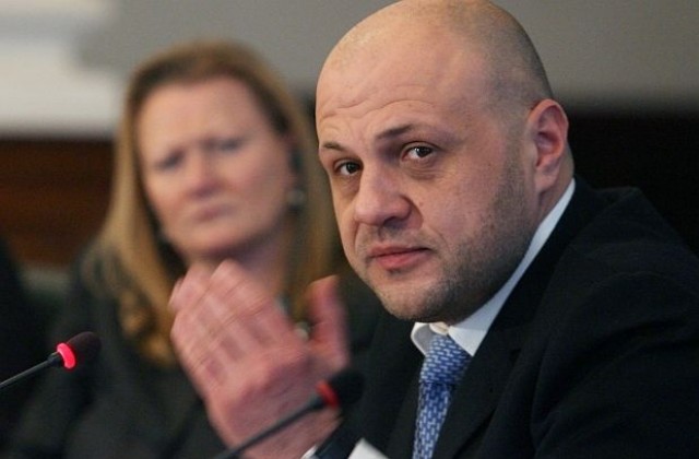 Министър Дончев сформира оперативен екип за преодоляване на щетите от земетресението в Перник