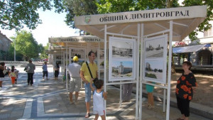 Фото изложба с пощенска кутия за послания към бъдещето откриват