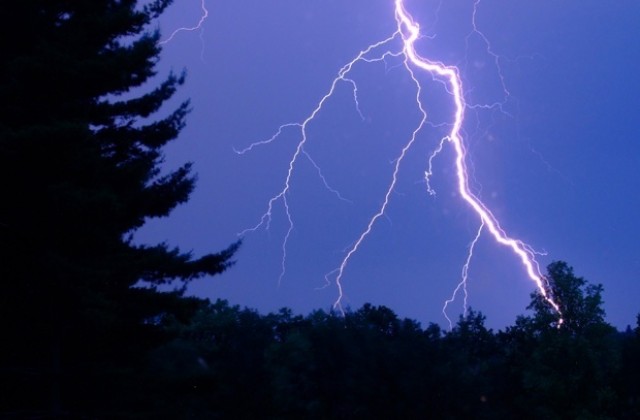 Очакват се гръмотевични бури и краткотрайни валежи