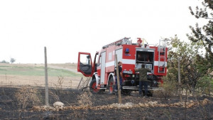 Гасят два пожара при вятър 17 м сек