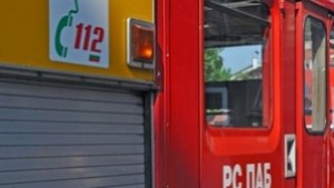 Пожарникари спасяват заседнал в асансьор