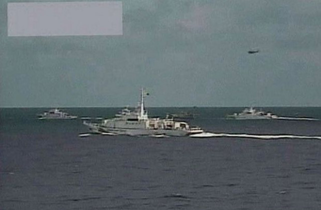 Два китайски кораба бяха поразени от тайфун, четирима души са загинали