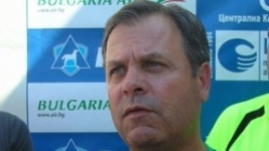 Потрошиха колата на треньора на Черно море