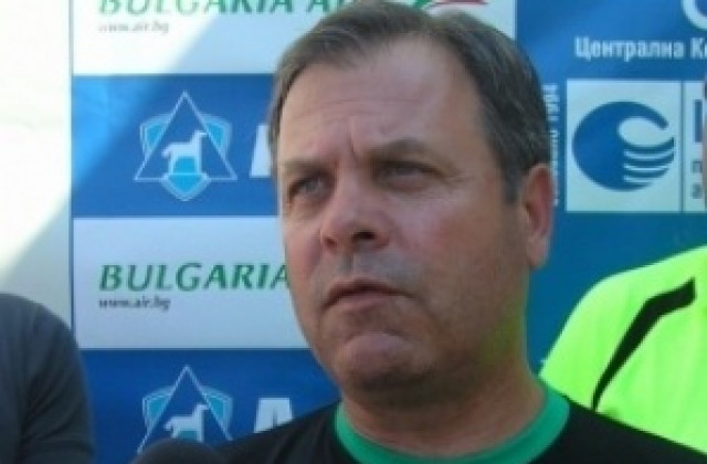 Потрошиха колата на треньора на Черно море