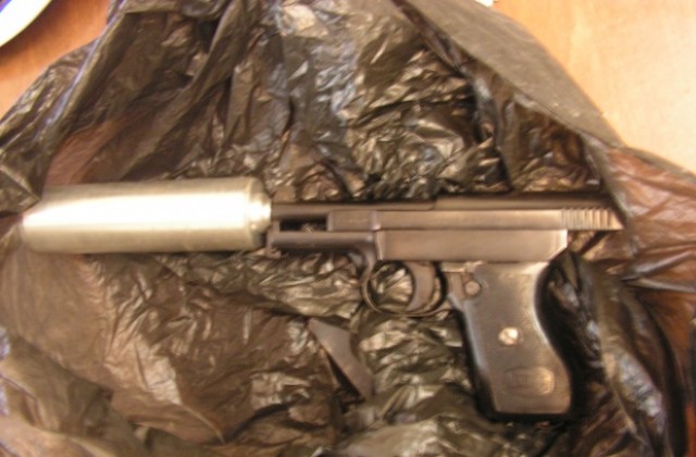 Исперихчанин кътал пистолет със заглушител у дома си