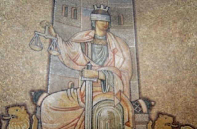 Стилаж с презервативи рани детско око, осъдиха магазина