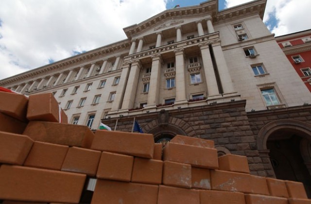 Промяна в закон може да задължи общините да застраховат имотите си