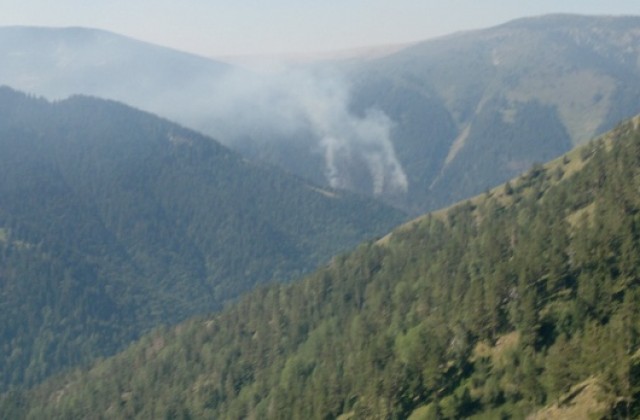 Над 100 пожарникари наблюдават огнищата на пожарите в Рила