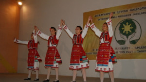 Деца от три страни танцуваха в Две могили