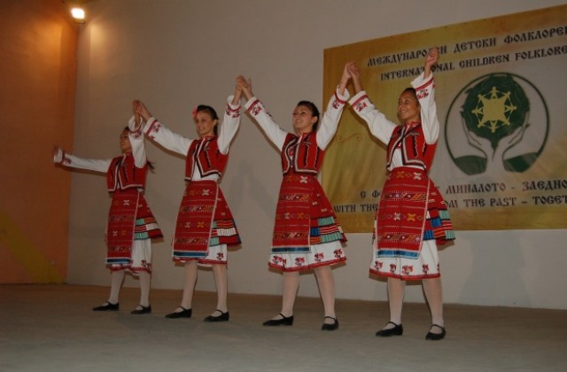 Деца от три страни танцуваха в Две могили