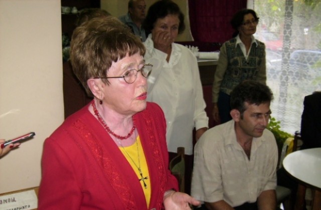 Лили Шмидт дари на болницата в Кюстендил 20 апарата за кръвно налягане