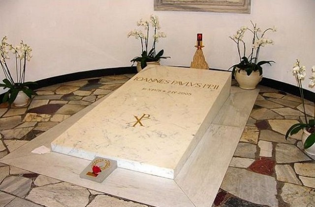 Стъкленица с кръвта на папа Йоан Павел Втори бе открадната от свещеник и открита по-късно