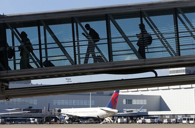 Самолет кацна аварийно на летището в Амстердам и предизвика фалшива тревога