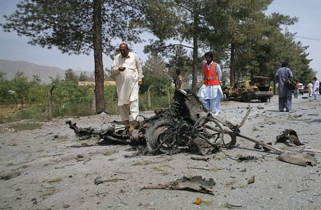 Най-малко 42 души бяха убити при сблъсъци и бомбено нападение в Пакистан
