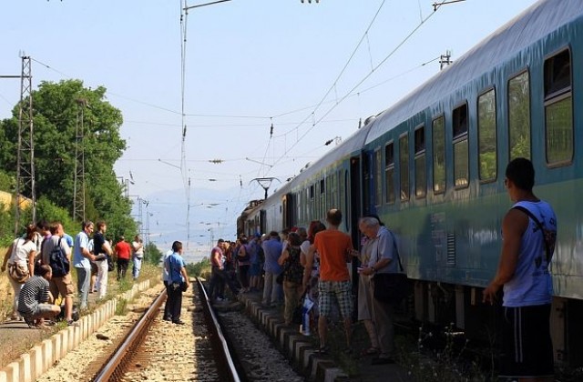 Евакуираха влакова композиция за Варна заради пожар