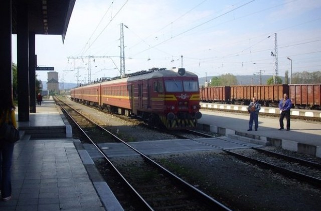 Голям пожар спря бързия влак София - Варна
