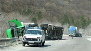 ТИР се обърна в прохода Боаза до Търговище движението е
