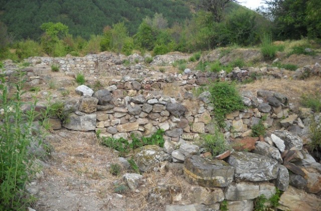 Спира работата по укрепване на срутището край крепостта Туида, откриха археологически находки