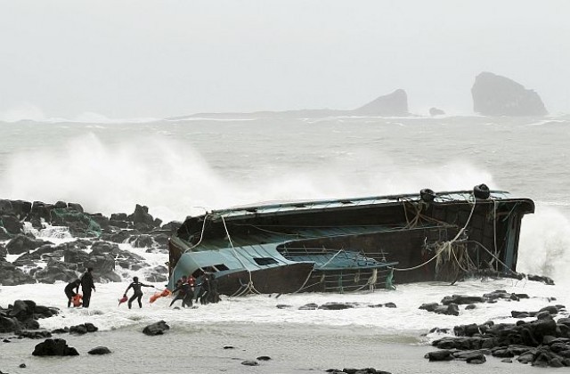 Два тайфуна заплашват с хуманитарна криза Северна Корея