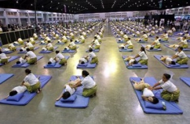 Тайландци поставиха рекорд за масов масаж