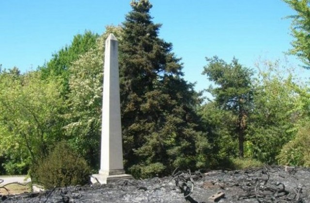 Запалиха братската могила в село Гривица