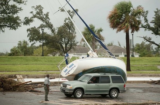 Айзък отслабна до равнище на тропическа депресия
