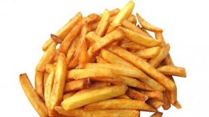 Клиент на ресторант хванат да бели картофи в кухнята