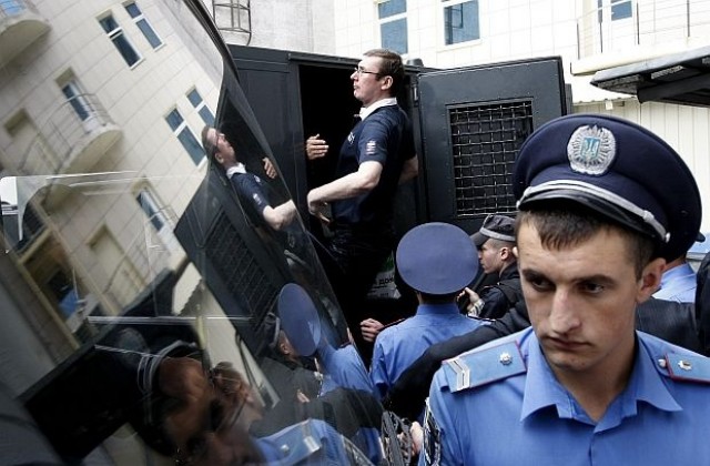 Бившият украински вътрешен министър Юрий Луценко беше докаран в затвора