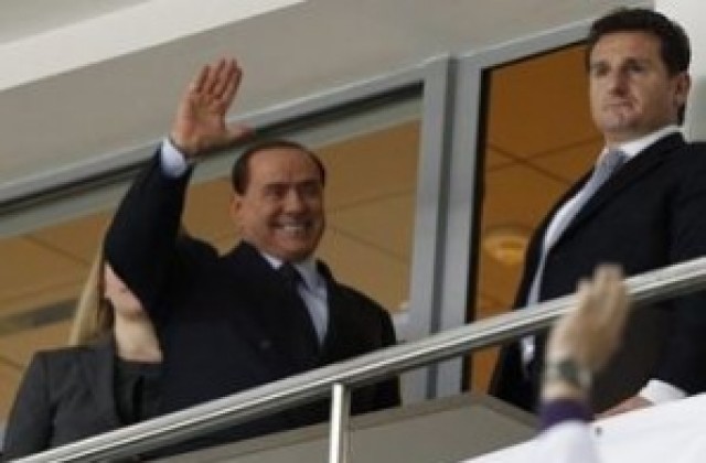 Берлускони с изкълчено рамо и китка