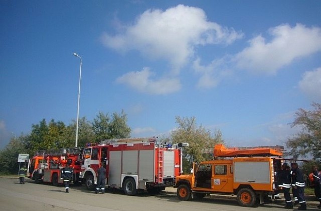 С 61 пожара се борят пожарникарите ни