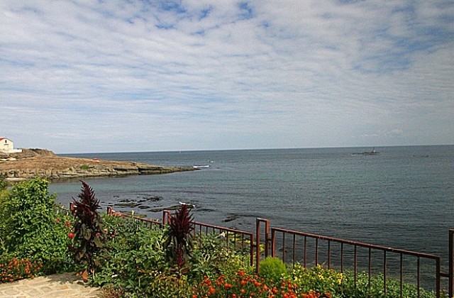 Слънчево, облаци по морето