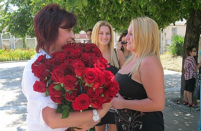 Дариха Корнелия Нинова със 103 рози