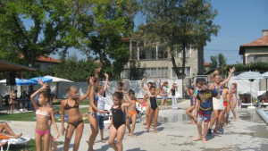  Деца танцуваха Зумба на Градския плаж в Кюстендил 
