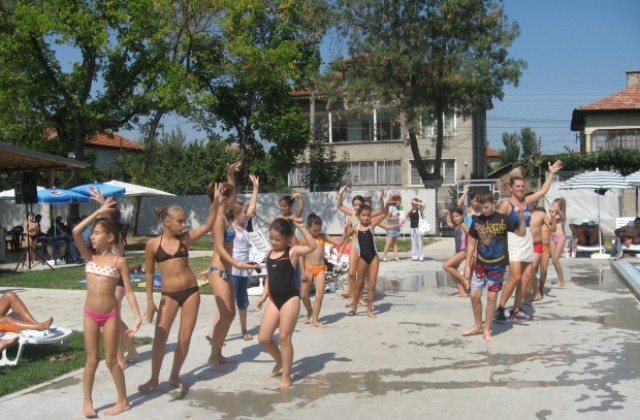 Деца танцуваха Зумба на Градския плаж в Кюстендил